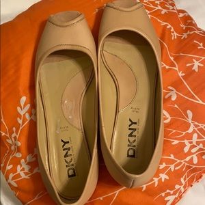 New with tag on bottom DKNY peekaboo flat